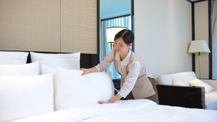 4k酒店客房整理床单服务视频素材
