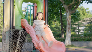 小女孩玩滑梯mp4格式视频下载_正版视频编号4592122-摄图网