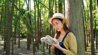 森林中看书的女青年视频素材