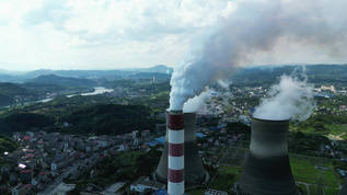 工业生产滚滚浓烟排放航拍视频素材