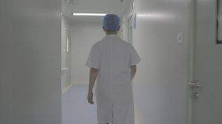医生在医院走廊中走路背影视频 S-log2视频素材