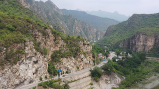 道路崎岖不平的山间道路视频素材