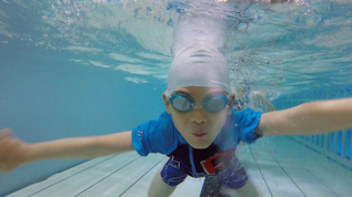4K水下追逐的儿童视频素材