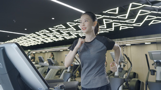 女性健身房跑步锻炼视频素材