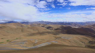 西藏阿里南线通往珠峰大本营的盘山公路延时视频视频素材