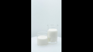 转动玻璃杯牛奶视频素材