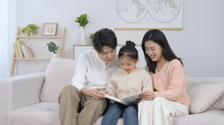 爸爸妈妈陪孩子一起阅读mp4格式视频下载_正版视频编号4555142-摄图网