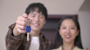 4k年轻情侣租到房子开心的展示钥匙视频素材