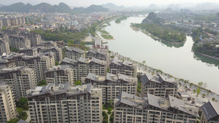 高清4k航拍半环绕桂林漓江边高端物业楼盘房地产视频素材
