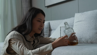 坐在地上喝醉的女孩mp4格式视频下载_正版视频编号3584838-摄图网