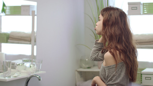 年轻女子在浴室刷牙视频素材