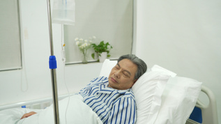 医院病床上输液的老人视频素材
