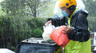 4K雨天外卖小哥取外卖配送 视频素材