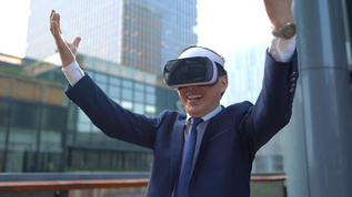 4k商务男性使用VR眼镜身临其境视频素材