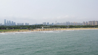 夏季避暑航拍青岛银沙滩海水浴场视频素材