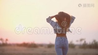 长发和牛仔裤的女孩mov格式视频下载_正版视频编号2841092-摄图网