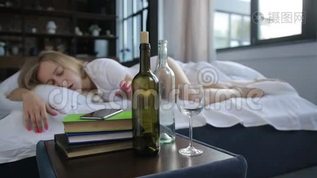 年轻女子醒来时宿醉和头痛mov格式视频下载_正版视频编号890453-摄图网