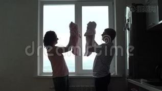 育婴幼女的母亲和父亲mov格式视频下载_正版视频编号3216460-摄图网