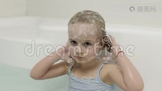 可爱的金发女孩穿着泳装洗澡。 小孩子洗头mp4格式视频下载_正版视频编号651032-摄图网