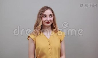 白人金发女人微笑着，手指着镜头视频下载-实拍视频-正版视频3366812-摄图网