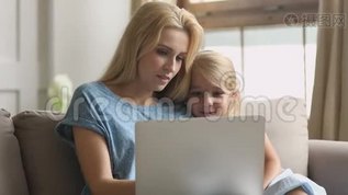 快乐小妈妈抱着可爱的小孩子，一起看动画片..mov格式视频下载_正版视频编号2917263-摄图网