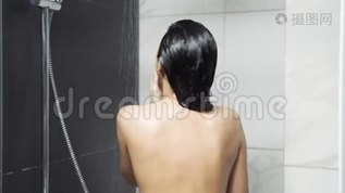 年轻的黑发女人在浴室洗澡。 卫生，放松和身体护理的理念..mov格式视频下载_正版视频编号1790051-摄图网