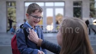 妈妈在学校和小儿子告别mp4格式视频下载_正版视频编号891739-摄图网