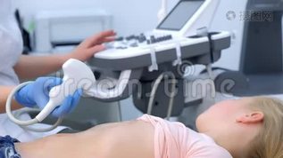 医生正在用侧视图扫描仪为小女孩做腹部超声检查。mov格式视频下载_正版视频编号891905-摄图网