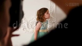 穿绿色裙子的女孩子在摄影师面前摆姿势mov格式视频下载_正版视频编号1191253-摄图网