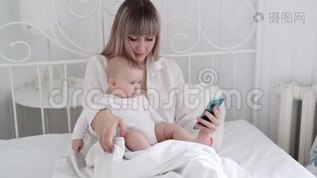 妈妈抱着孩子躺在床上看电话mov格式视频下载_正版视频编号817327-摄图网
