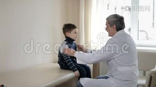 儿童医生在医院检查小男孩mov格式视频下载_正版视频编号892332-摄图网