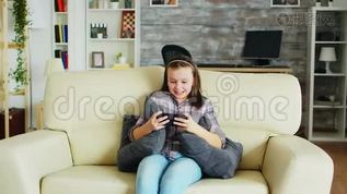 兴奋的小女孩在手机上玩电子游戏mov格式视频下载_正版视频编号2315988-摄图网