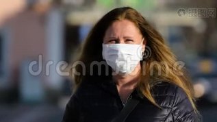 戴白色防护面具的中年妇女走路mov格式视频下载_正版视频编号1791015-摄图网