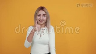 年轻的白种人女士穿着白色衬衫，看上去很失望mov格式视频下载_正版视频编号3143705-摄图网