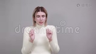 年轻漂亮漂亮的女人，手托着下巴，微笑着，看上去很开心mov格式视频下载_正版视频编号1716785-摄图网