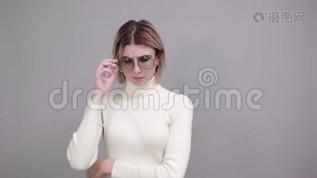 穿着白色衣服、戴着太阳镜、看上去很生气的年轻女孩mov格式视频下载_正版视频编号3143767-摄图网