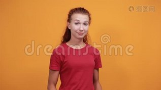 穿红色衬衫的漂亮女人，双手戴太阳镜，看上去很开心，微笑着mov格式视频下载_正版视频编号2241326-摄图网