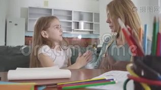 可爱的白种女孩让妈妈在作业后休息。母亲拒绝，女儿离开。年轻女子抱mov格式视频下载_正版视频编号1941298-摄图网