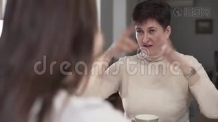 美丽的年轻白种人女人与成年女儿交谈的肖像。 布鲁内特的母亲和女儿闲聊mp4格式视频下载_正版视频编号3293828-摄图网