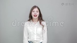 漂亮的年轻女子穿着时尚的白衬衫，露出舌头，看上去很困惑mov格式视频下载_正版视频编号1267505-摄图网
