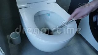 男手正用刷子清洗白色马桶，近距离观看。 男人用海绵洗白色厕所，浴室上有灰色瓷砖mov格式视频下载_正版视频编号2317577-摄图网