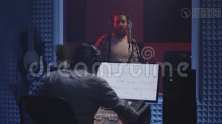 录音室的声音工程师和歌手录音mov格式视频下载_正版视频编号3219430-摄图网