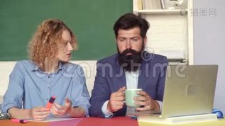 老师在教室里情侣。 快乐的休闲女学生，留着胡子的时髦老师在黑板背景上mp4格式视频下载_正版视频编号1942211-摄图网