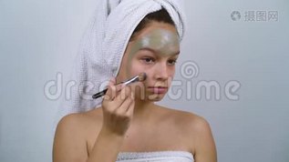 洗澡后脸上涂绿泥面具的女汉子mov格式视频下载_正版视频编号2090686-摄图网