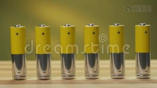 概念特写6个AA电池在一张桌子旁边的行走手指男子mov格式视频下载_正版视频编号2845252-摄图网