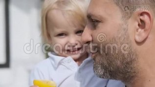 父亲和小儿子用爱看着对方。 一个男人把一个孩子抱在怀里。 特写mp4格式视频下载_正版视频编号2166694-摄图网