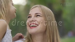 可爱的小女孩舔着妈妈的脸颊。 有两个孩子的女人花时间在户外。 公园里的幸福家庭mp4格式视频下载_正版视频编号3145367-摄图网