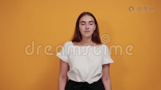 快乐的年轻白种人女人竖起大拇指，微笑着，看上去很漂亮mov格式视频下载_正版视频编号3070723-摄图网
