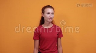 穿红色衬衫的漂亮年轻女士伸展着背部，看上去很痛苦mov格式视频下载_正版视频编号3295414-摄图网