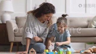 可爱的小女孩和妈妈笑着玩木块mov格式视频下载_正版视频编号1419127-摄图网